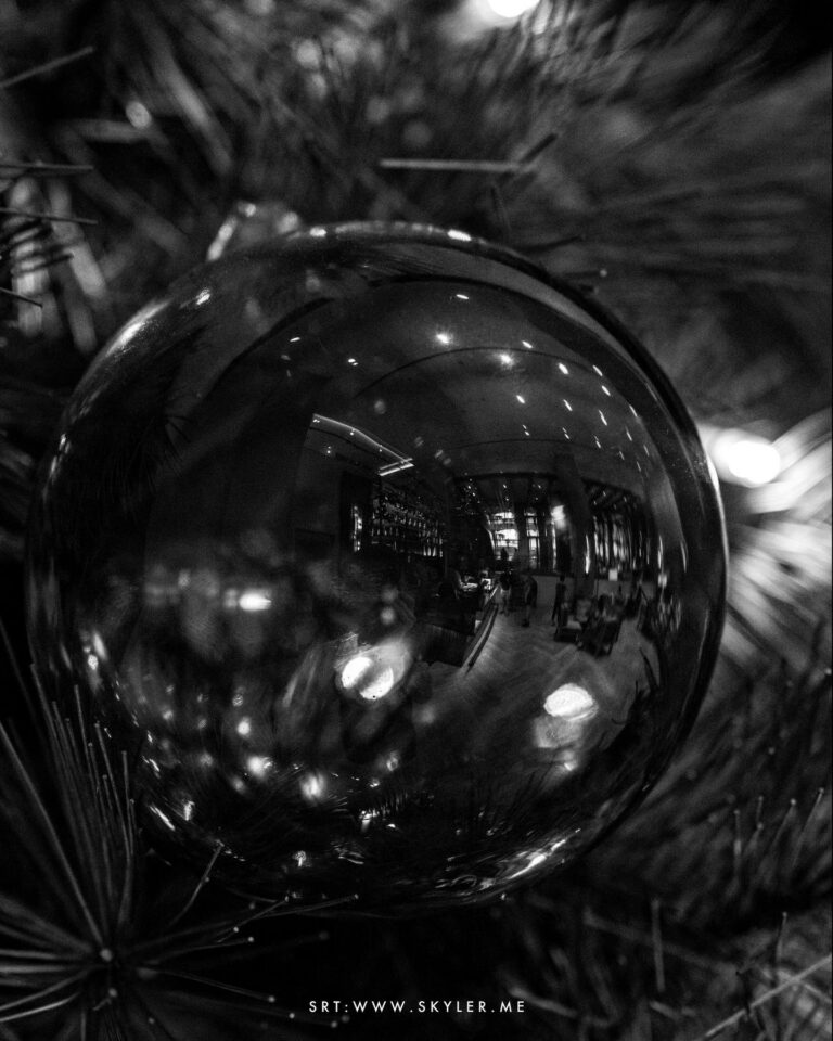 Happy holiday from the Alohilani lobby!